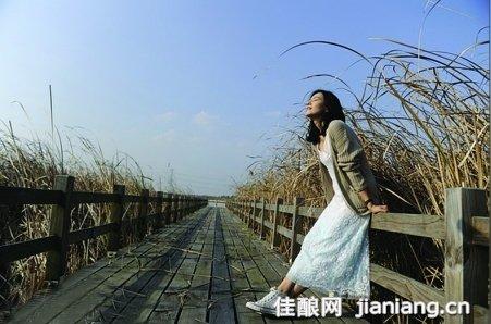 而高圆圆看日出的那片芦苇地被公认为是影片中最美的场景,随风飘荡的