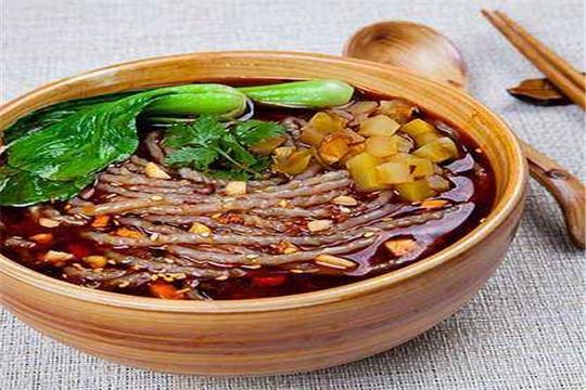 现如今更是流行,碗装麻辣烫,各种蔬菜肉食,消费者一股脑的挑选,统一涮