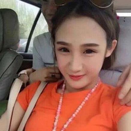 但是黑暗萝莉大美却自己打广告赚钱,她的广告是快手女主播中最多的,也