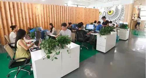 区委常委,组织部长何宪礼调研"卓尔青年汇"大学生创业街区,与创业大学