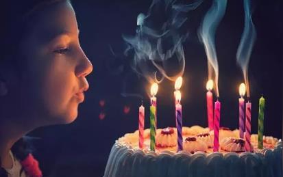 一个人过生日的小女孩图片素材(图片id:4_淘图网taopic.com