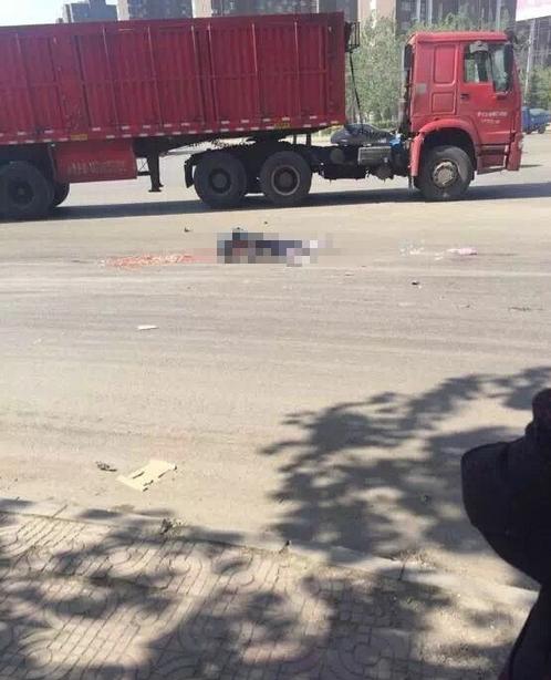 邯郸发生惨烈车祸电动车被碾碎车主当场死亡