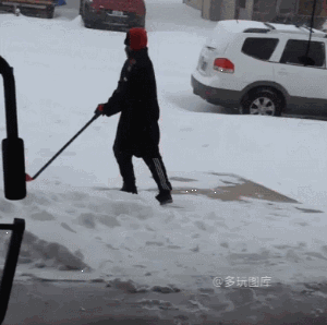 搞笑gif:一位铲雪大哥不慎滑倒,没想到居然以这种形式