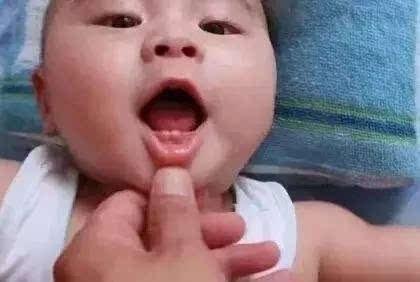 宝宝什么时候长第一颗牙正常