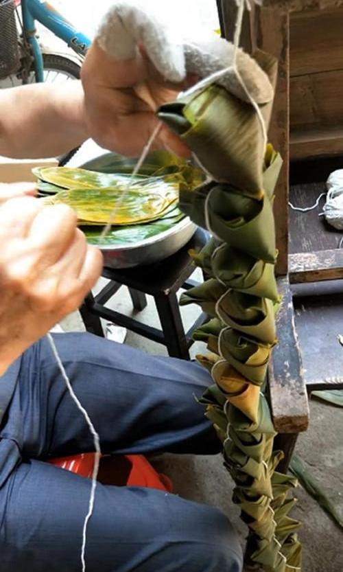 大叔把粽子这样“串”起来卖，客人一次就买20个，生意翻倍好!