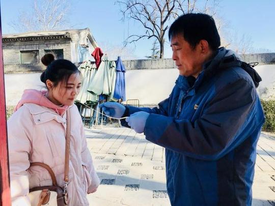 入冬之后圆明园进入淡季,游客数量相对较小,吹糖人的生意也比较冷清.