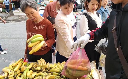 农村小伙几天没去小市场卖香蕉，没想到今天过去，生意会那么好