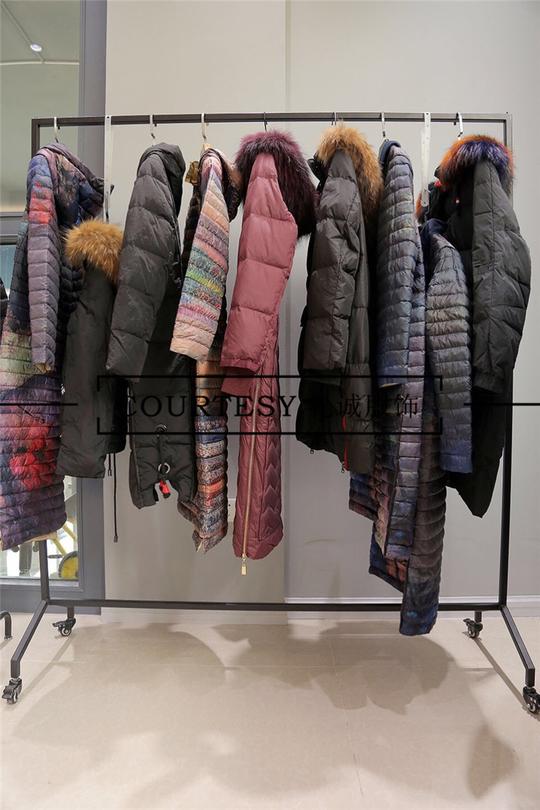 杭州品牌女装尾货库存店宝莱国际羽绒服如何提高店面的销售氛围?