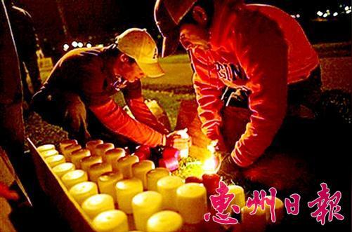 学生们燃起蜡烛悼念死者此组图片均由本报采集