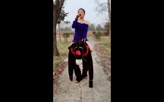 骑驴唱歌~~哈哈哈~~~_搞笑_生活_bilibili_哔哩哔哩