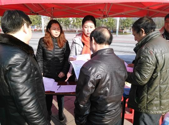 2月16日,市人社培训中心就业创业科工作人员在分管领导陈佑林的带领