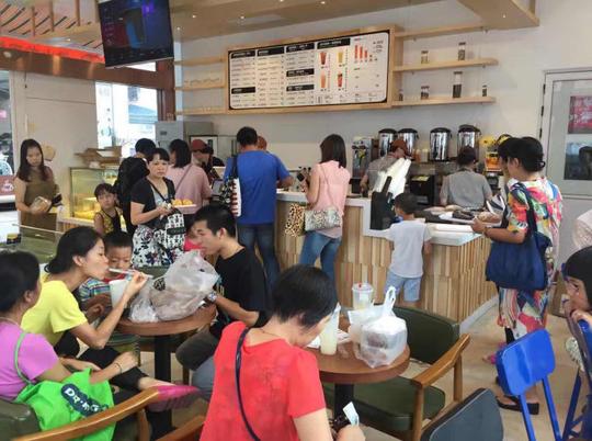 玛迪奥品牌面包烘焙店生意火爆