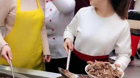 帮表妹加肉被老妈揪耳朵了