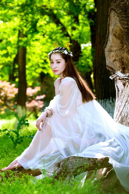 森林中的白裙花仙子美女写真图