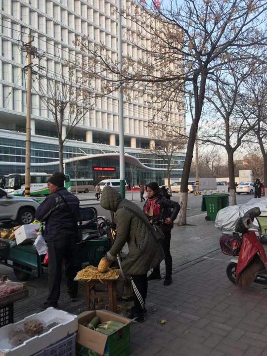 记者到访时恰逢下班高峰期,小摊的生意络绎不绝,不少市民驱车前来