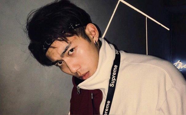 描写帅气男孩的句子儿子穿衣服帅气的句子