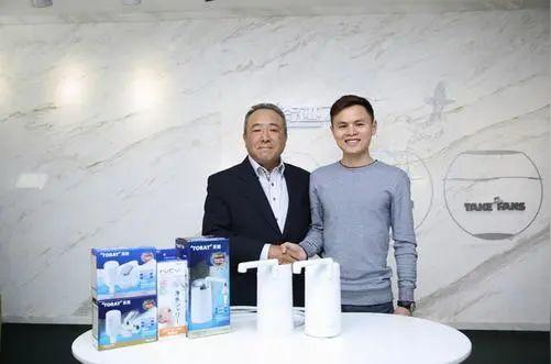父亲破产后，他靠在印刷厂打工谋生，如今成为小家电王子