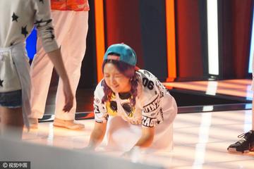 美女跪在地上显露身材的gif动图