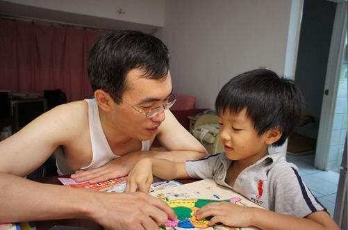 儿子偷7000元被父亲妈妈拍视频发网上网友称确实该打