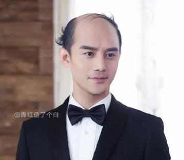 秃头西装男表情包