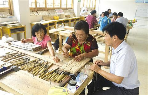 创业富民结合,围绕该镇木雕石雕特色产业,举办培训班免费培训雕艺人才