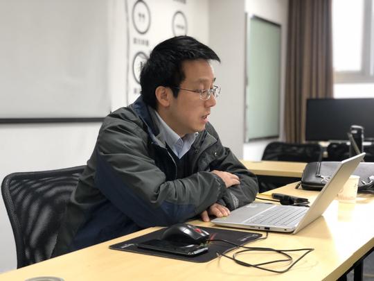 直播中导师方佳敏耐心为创业企业答疑解惑