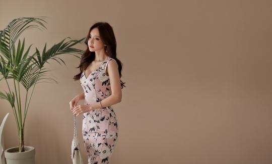 女神孙允珠,娇梦剪影樱粉白菊吊肩无袖裙