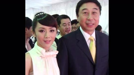 59岁冯巩妻子近照,低调美艳不输女明星,儿子创业成老板