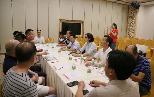 在听取基地负责人陈文坚关于我市华侨创业孵化基地建设运营情况汇报