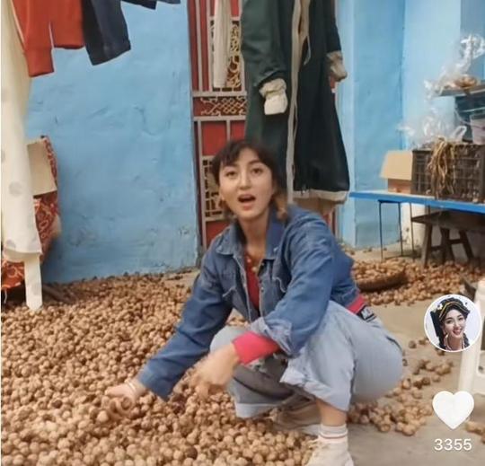 被前夫烧伤的藏族网红拉姆，经过十几天抢救，于9月30号晚去世