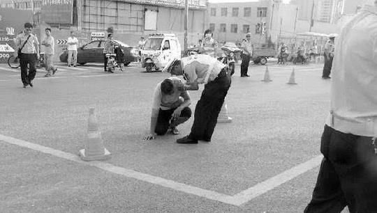 孩子父亲在现场哭泣视频截图车祸现场视频截图12日下午4:30左右