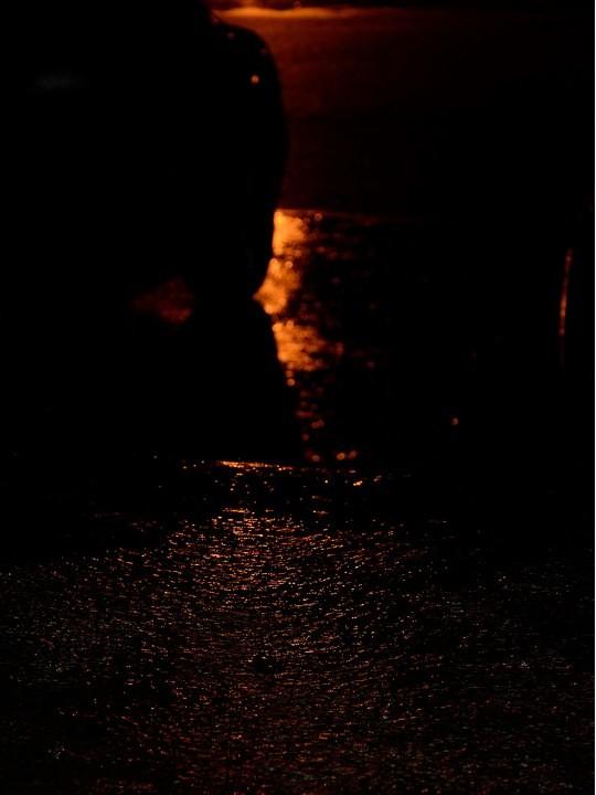 雨天·水渍·车与路灯
