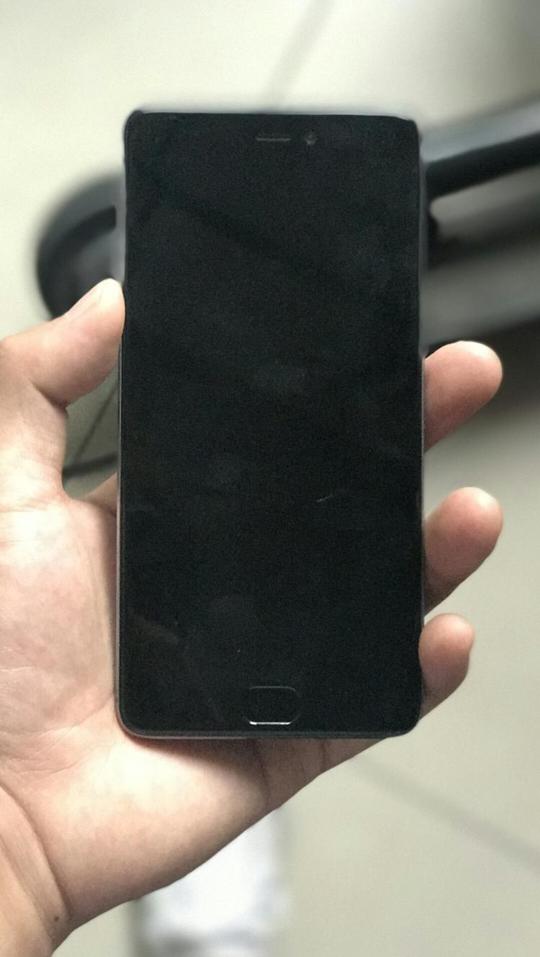 小米小米5s灰色64g手机有划痕,外壳有点掉漆