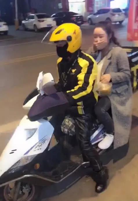 外卖小哥一波神操作,顾客超开心,网友:要抢出租车生意了?