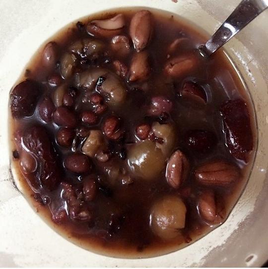 红豆,薏米,黑米,红枣,桂圆,黑花生,黑糖,黑豆,葡萄干炖的养身粥