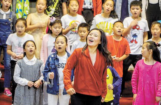 少年儿童合唱团成立的新闻发布会上,著名歌唱家龚琳娜告诉重庆日报