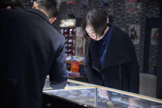 对小夫妻,男的姓范,女的姓蒋,才20出头,就从事珠宝生意,令许多