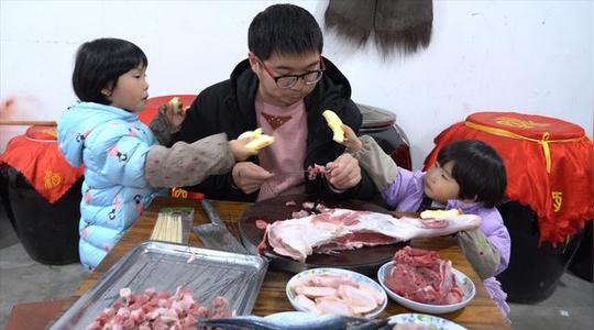 正宗农村烧烤，全家人一起忙乎，串了一大盘肉，自制烧烤就是实惠