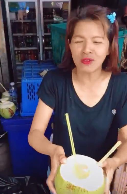 泰国网红姐卖椰子，甜甜甜冰冰冰，红了就涨价，一块也是钱!