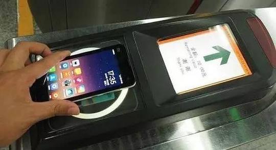 北京地铁推出"手机一卡通"今起试点刷手机出行