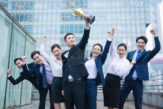 企业团队举奖杯庆祝id：501225508