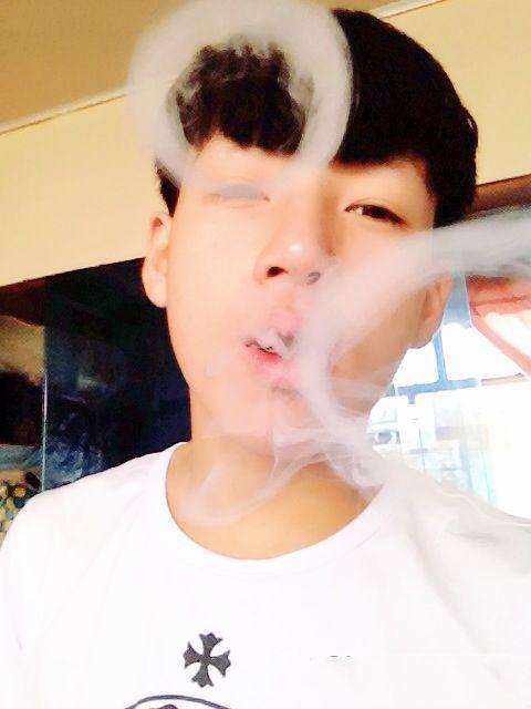 快手软件最近上线了好玩的特效-吐烟圈666特效,使用后可以看到被拍的