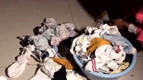 一女大学生在宿舍床底下，找出一盆穿过没洗的袜子，都可以去摆地摊了!
