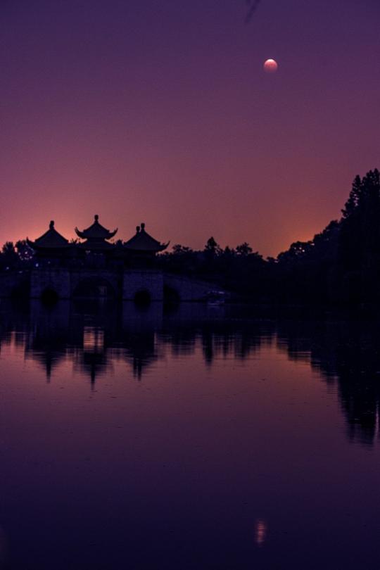 瘦西湖畔明月夜红月亮