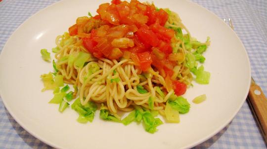 樱子小厨:蒜香培根玉米粒&番茄蔬菜炒面