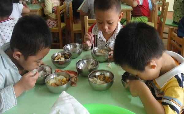 小孩不肯吃饭该怎么办