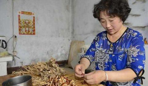 后妈养我十几年，婚礼当天，我磕了3个响头，宣布关系结束
