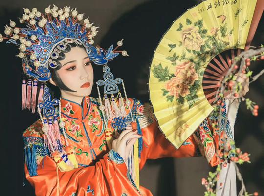 曲复人散登戏阁故人几何顾影悲叹泣离合戏泪齐下难成歌故梦萧瑟曲未终弃客鬼神和