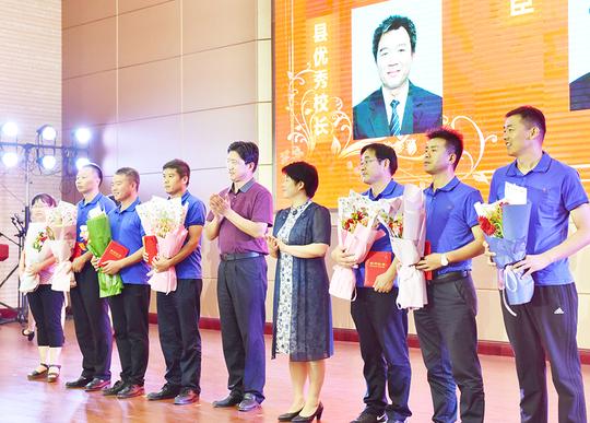 郸城一高隆重召开庆祝第34个教师节暨二次创业十年庆典表彰大会