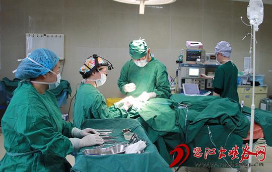 医生们正在给唇腭裂患者做矫治手术-13名贫困唇腭裂患儿获免费矫治